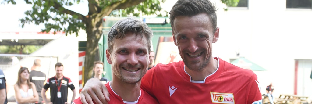 Michael Parensen zusammen mit Christian Gentner nach dem letzten Spieltag der Saison. LeGente bliebt den Eisernen noch ein Jahr auf dem Feld erhalten, der ewige Micha tauscht das Jersey mit der Bürokluft.