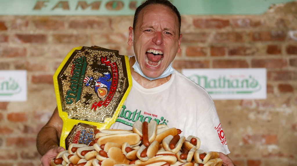 Der alte und neue Weltrekordler Joey Chestnut mit seinen "Sportgeräten".