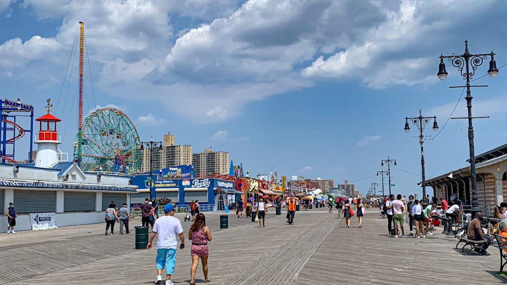 Im beliebten Freizeit- und Vergnügungsviertel von New York, Coney Island, sind nur wenige Menschen unterwegs. 