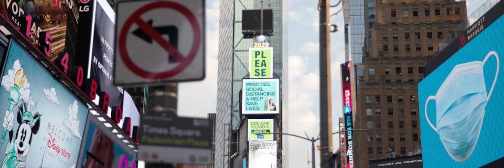 Auf den elektronischen Plakatwänden am Times Square in New York wird auf die Hygiene- und Abstandsregeln in Zeiten der Corona-Pandemie hingewiesen. 