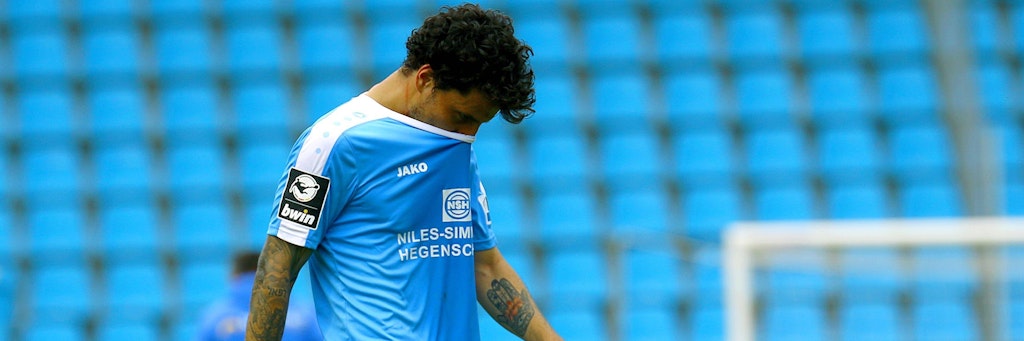 Frust pur nach dem Schlusspfiff bei Philipp Hosiner. Trotz seines Dreierpacks steigt der Chemnitzer FC in die Regionalliga ab. 