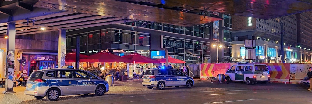 In der Nacht kam es am Alexanderplatz zu einer handfesten Auseinandersetzung zwischen mehreren Personen. Dabei wurden mindestens zwei Menschen verletzt. Die Polizei war mit einem Großaufgebot vor Ort.<br>