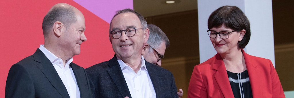 Vor laufender Fernsehkamera können sie noch lachen: Vizekanzler Olaf Scholz (von links) und die SPD-Chefs Norbert Walter-Borjans und Saskia Esken.
