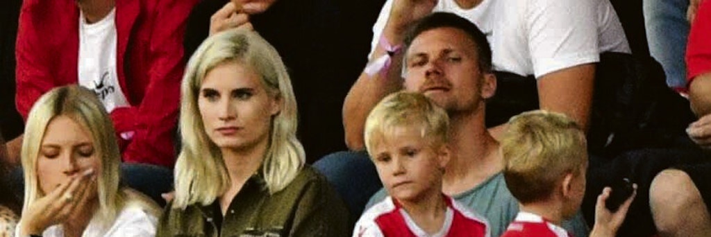 Michael Parensen sitzt zusammen mit seiner Frau Antonia und seinen beiden Kindern bei einem Union-Spiel auf der Tribüne.