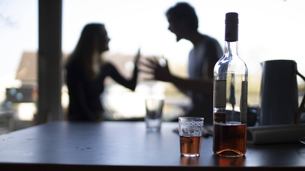 Zu viel Alkohol führt in Familien oft zu Konflikten und manchmal zu Gewalt.