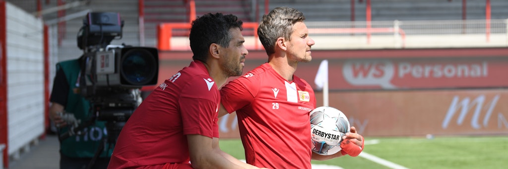 Manuel Schmiedebach und Michael Parensen warten beim letzten Saisonspiel gegen Düsseldorf darauf, dass sie noch zum Zuge kommen können.