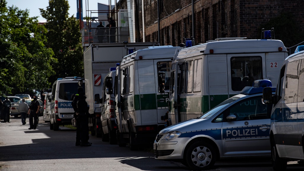 Die Polizei im Einsatz im Berliner Stadtteil Tempelhof: Hier wurde gegen eine Moschee ermittelt.