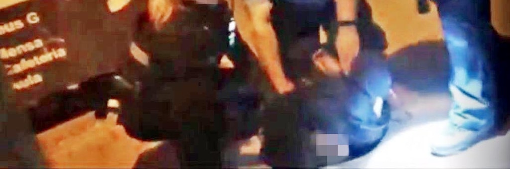Zwei Polizisten fixieren Elizabeth M. Einer kniet auf ihrem Rücken.