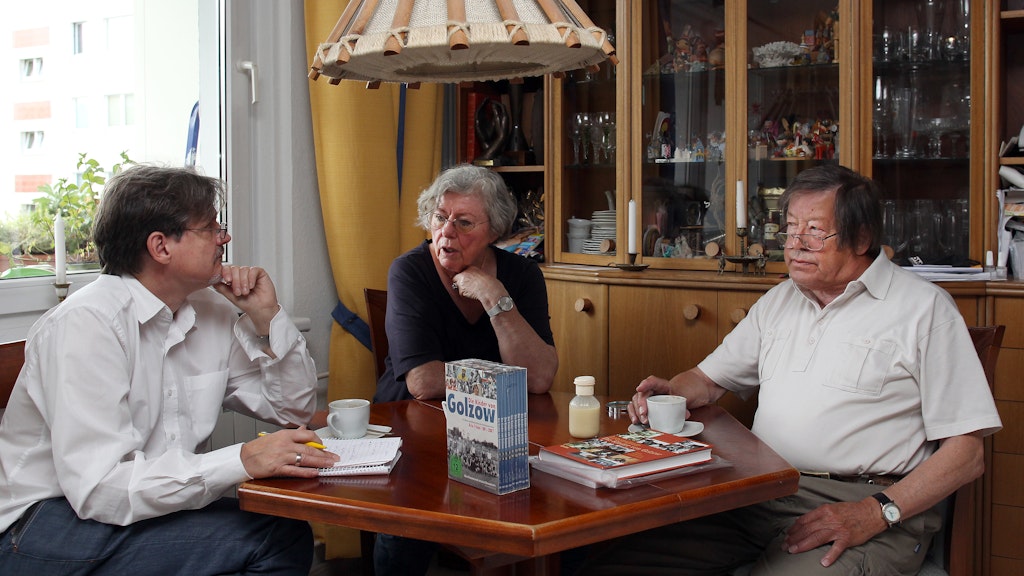 Barbara und Winfried Junge sprechen mit KURIER-Reporter Norbert Koch-Klaucke über ihre „Kinder von Golzow“.