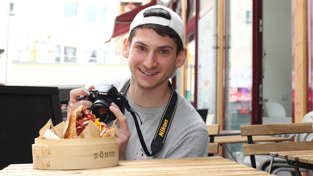 Brett Myers nimmt den Döner für seinen Blog genau unter die Lupe. Der Sucuk-Döner kostet hier bei Söner am Kottbuser Tor 4,50 Euro.