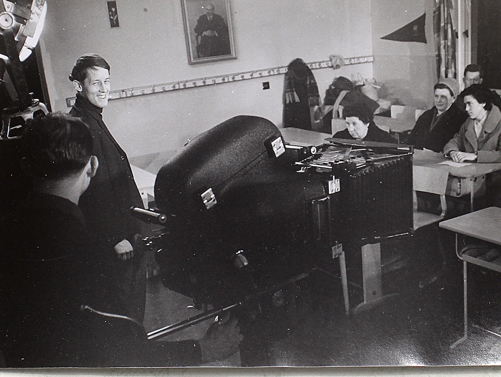 Winfried Junge beim Drehen eines Elternabends in der Schule in Golzow.