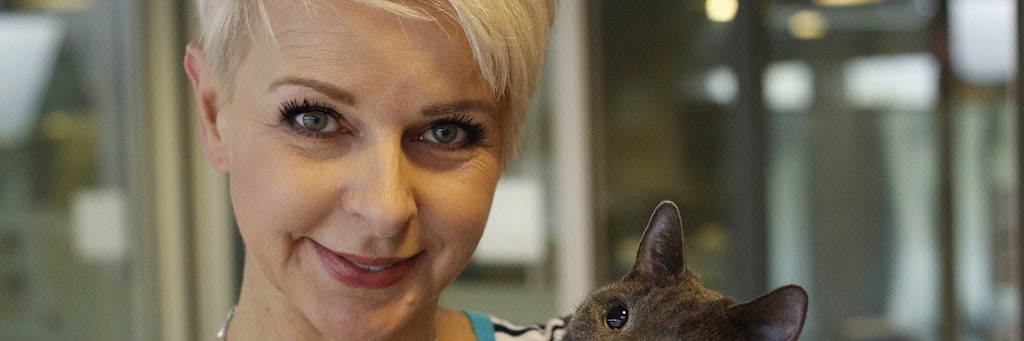Ines Krüger (53) leitete seit 2011 den Berliner Tierschutzverein, zeigt sich hier mit einer Katze aus dem Tierheim. <br>