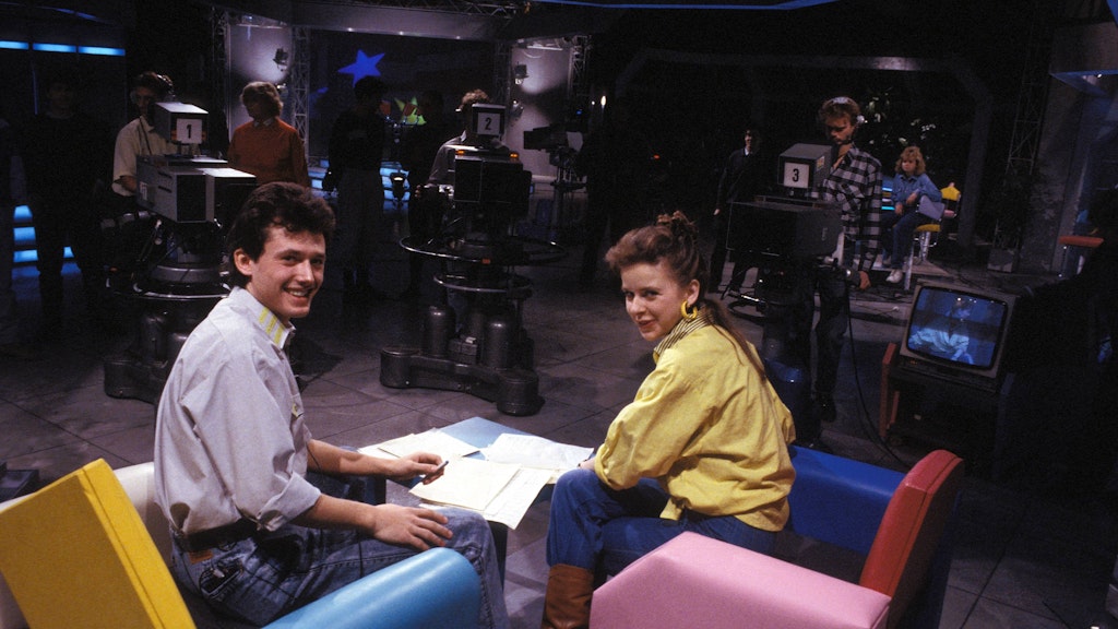 Ines Krüger mit Kollege Steffen Twardowski im "Elf 99"-Studio: Die Sendung war nach der damaligen Postleitzahl von Adlershof benannt, wo das DDR-Fernsehen seinen Sitz hatte.