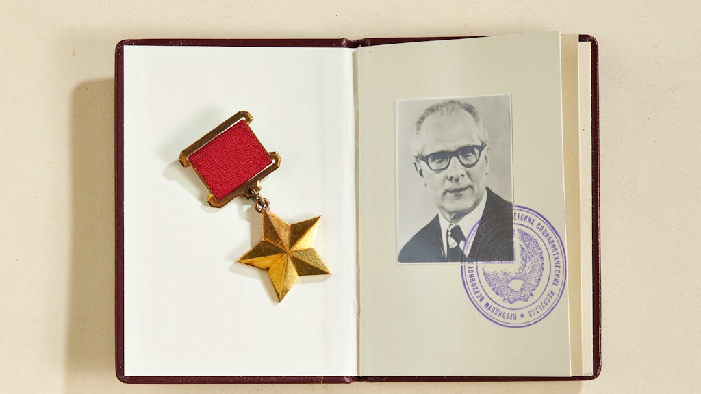 „Held der Sowjetunion“ mit Verleihungsbuch. Honecker war der 11.482ste von 11.664 Trägern der Auszeichnung, sagt der Auktionator