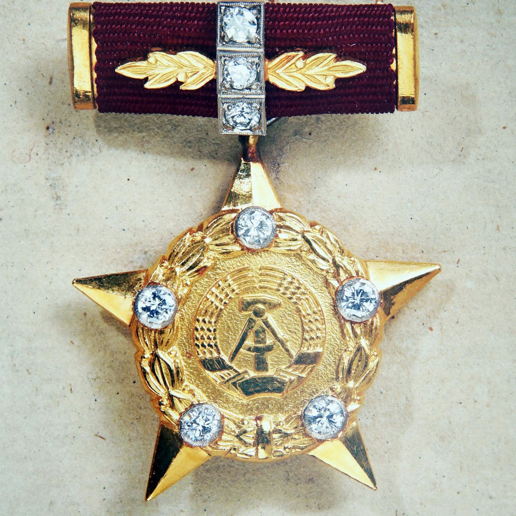 Glitzer, made in GDR: Den güldenen Stern mit Brillanten gab es zur Auszeichnung „Held der DDR“. 