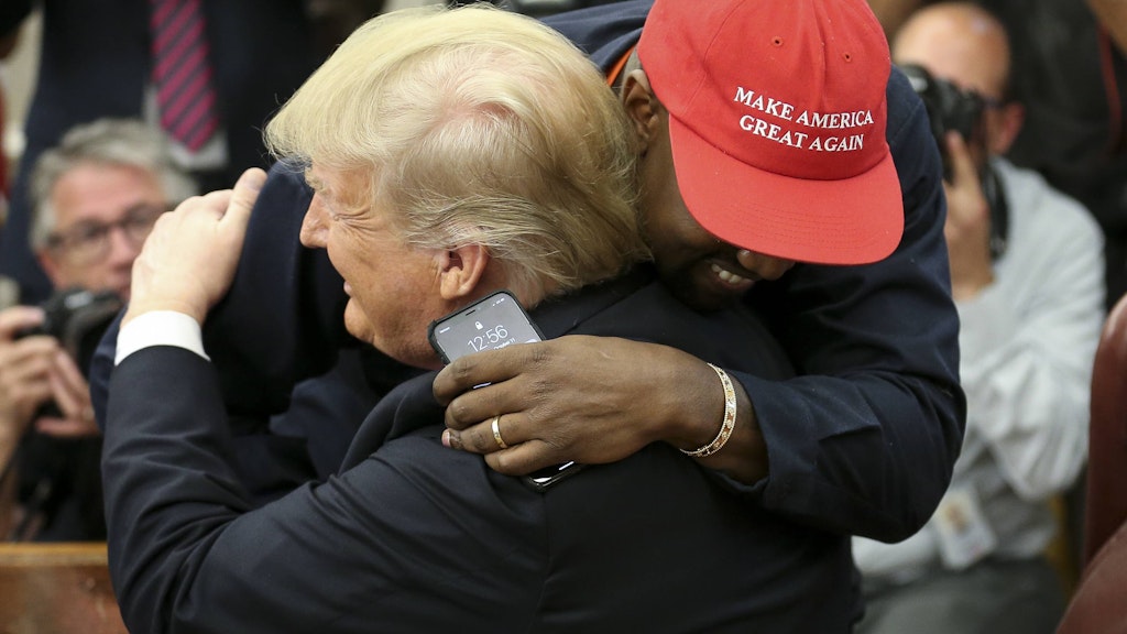Bei einem Treffen im Weißen Haus umarmte Kanye West Donald Trump. Immer wieder lobte er die Politik des umstrittenen Präsidenten.