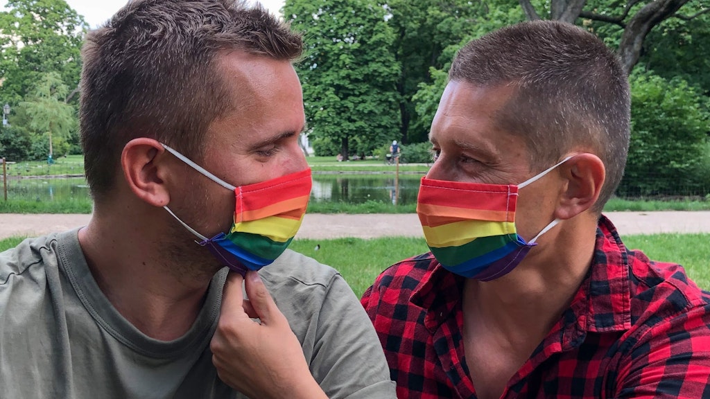  Das Paar Dawid Mycek (l) und Jakub Kwiecinski treten in einem Werbespot auf. Doch wegen der LGBT-feindlichen Stimmung im Land wollen Sender ihn nicht zeigen.