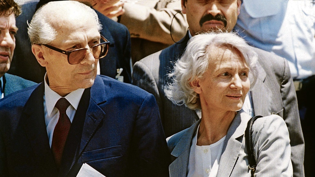 Erich Honecker, vom Krebs gezeichnet, wird am 14. Januar 1993 von seiner Frau Margot auf dem Flughafen von Santiago de Chile empfangen. Keine 15 Monate später starb er.