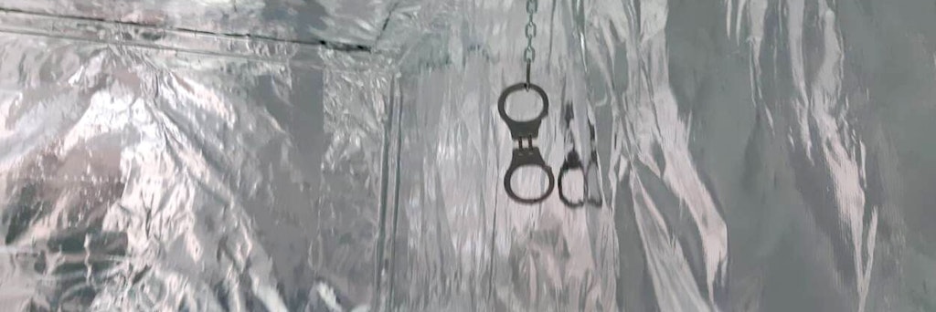 Handschellen hängen von einer Decke. Die niederländische Polizei hat ein Gefängnis der Unterwelt mit einer Folterkammer entdeckt.