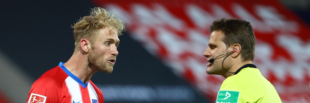 Sebastian Griesbeck im Verbalclinch mit einem Schiedsrichter.