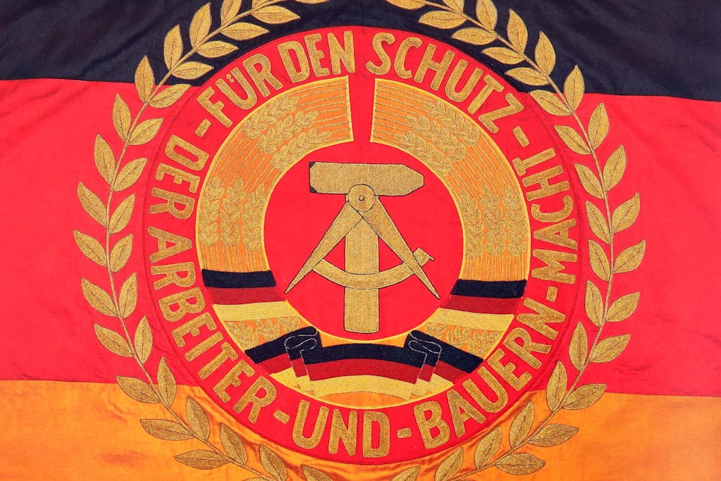Die Fahne aus dem Dienstzimmer Honeckers.
