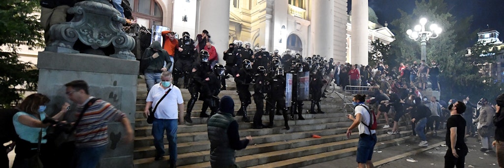 Nach der angekündigten Ausgangssperre versammelten sich tausende Menschen vor dem Parlament in der Belgrader Innenstadt.