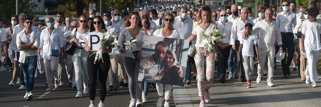Véronique Monguillot (2. v.r.) führte den Solidaritätszug durch Bayonne mit ihren Töchter Mélanie, Marie und Manon (v.l.) an. (Photo by Iroz Gaizka / AFP)