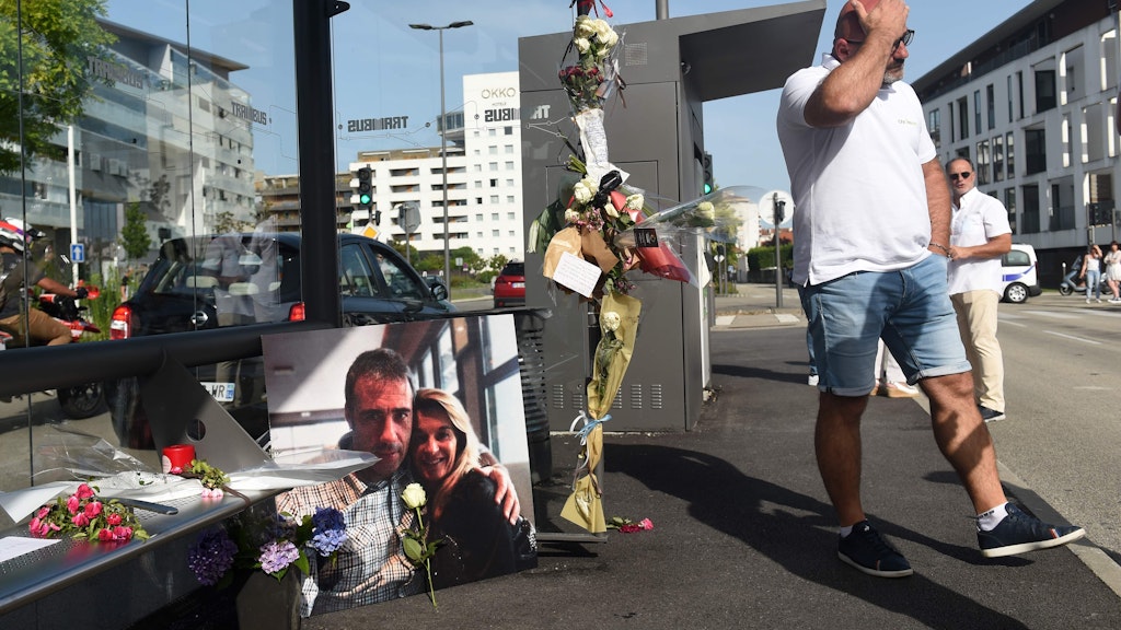 An der Bushaltestelle, an der Philippe Monguillot zusammengeschlagen wurde, legten die Trauernden Blumen ab. Das Bild zeigt den Busfahrer mit seiner Frau Véronique.