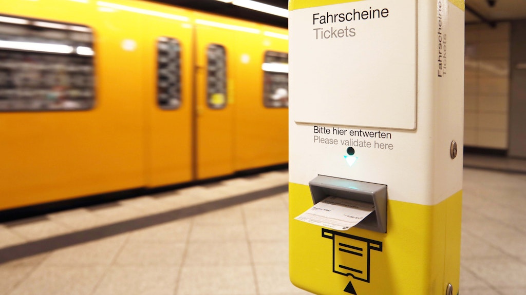 24.06.2020, Berlin - Deutschland. Fahrscheinautomat der BVG im U-Bahnhof. Jemand entwertet einen Fahrschein.