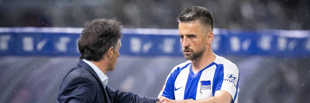 Hertha-Stürmer Vedad Ibisevic (r.) und Trainer Bruno Labbadia schätzen sich - dennoch erhält der Bosnier keinen neuen Vertrag. 