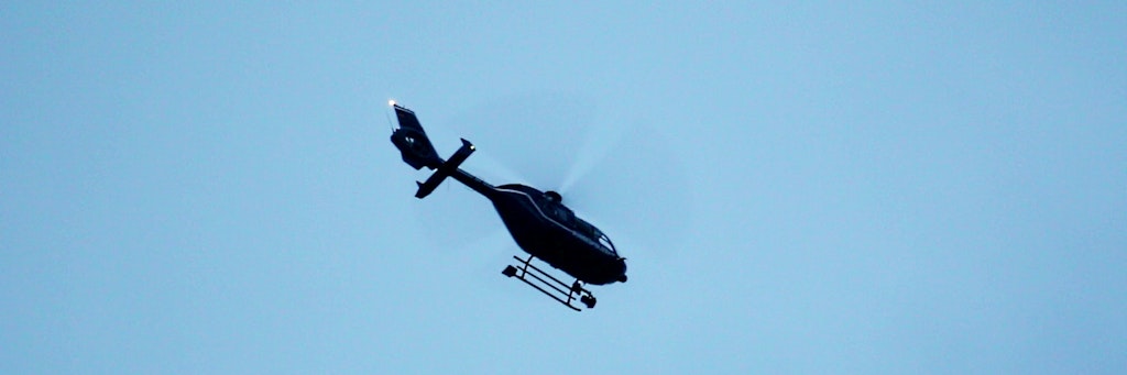 Eine Hubschrauber-Besatzung der Polizei sucht mit Wärmebildkameras nach Auffälligkeiten im Forst Grunewald. 
