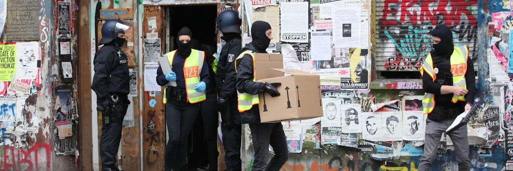 Polizeibeamte während einer Wohnungsdurchsuchung in der Rigaer Str. 94 (Archivbild).