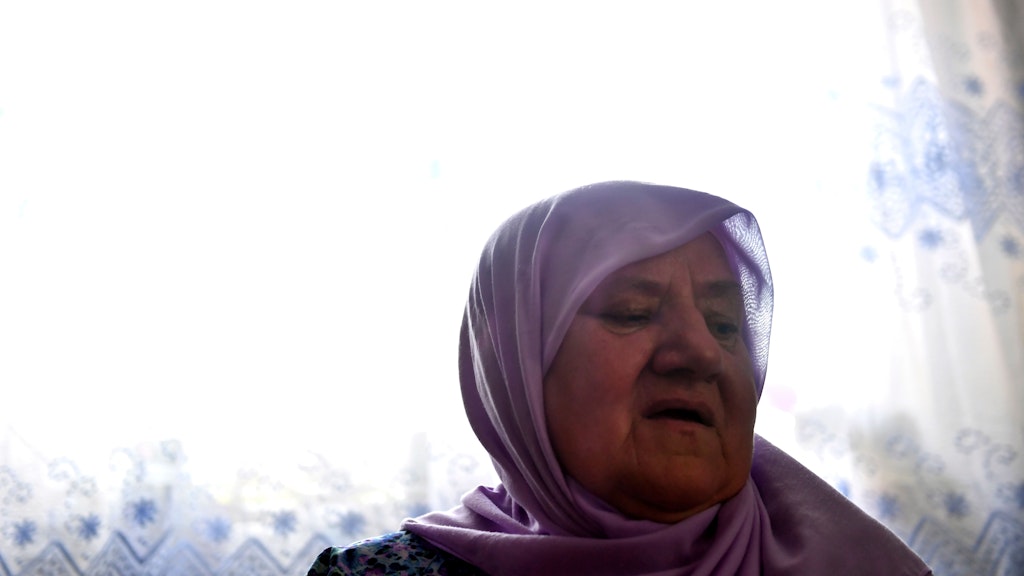 Fatima Mujic (75) verlor ihre Söhne und ihren Ehemann bei dem Massaker im Juli 1995.