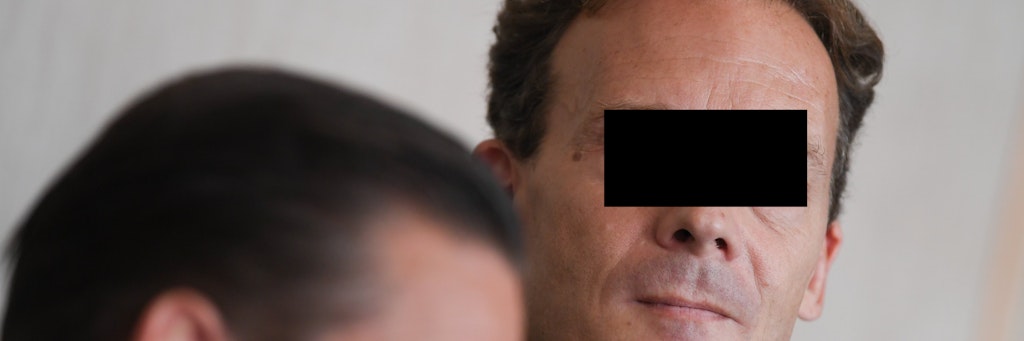 Der Angeklagte Alexander Falk (r), einer der Erben des gleichnamigen Stadtplan-Verlags, zusammen mit seinem Verteidiger Daniel Wölky im Gerichtssaal des Frankfurter Landgerichts.