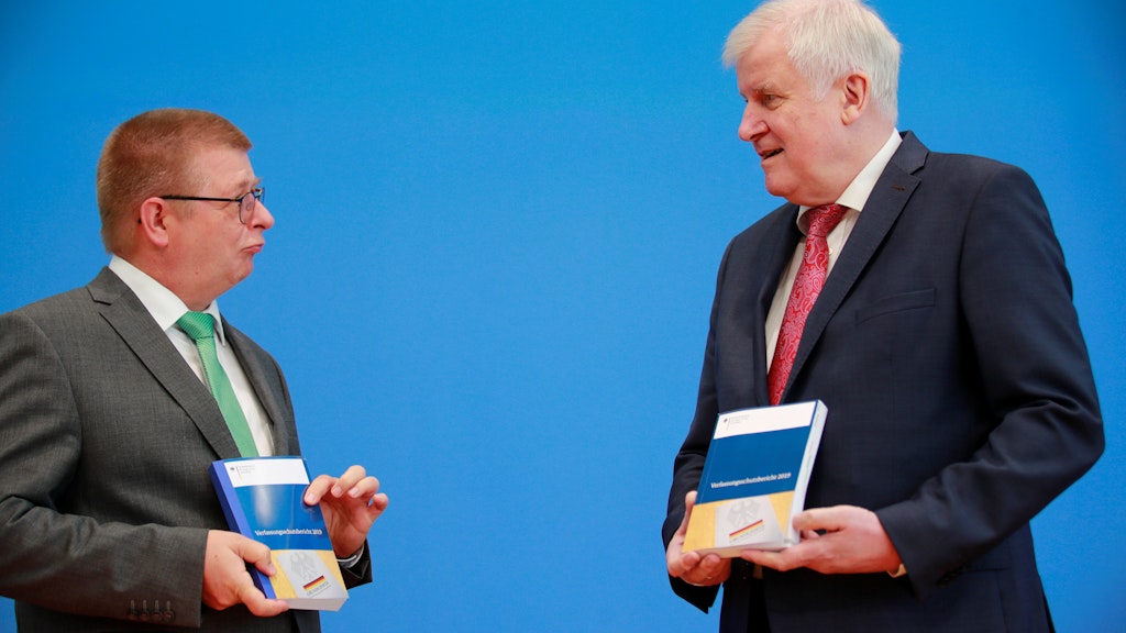 Innenminister Horst Seehofer (CSU) und Thomas Haldenwang, Präsident des Bundesamtes für Verfassungsschutz (BfV), stellten den Verfassungsschutzbericht 2019 vor.