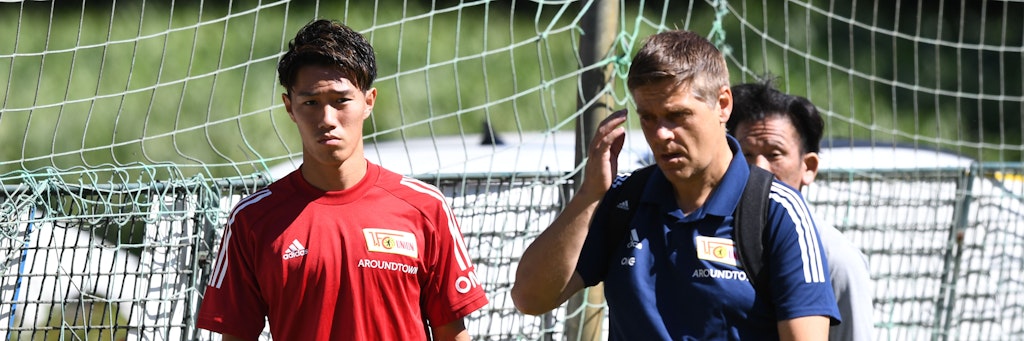 Oliver Ruhnert stellt der Mannschaft Neuzugang Keita Endo vor.
