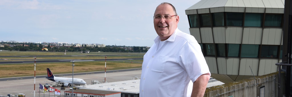 Andreas Berger im obersten Geschoss des Tegeler Flughafengebäudes. Noch stehen Flugzeuge und Gerätschaften der Bodenverkehrsdienste auf dem Vorfeld – aber viel weniger als noch vor einem halben Jahr.
