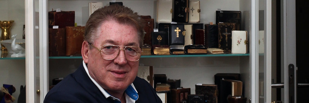 Paul Möllemann-Breitenfeld vor der Vitrine, in der er einen kleinen Teil seiner Bücher-Sammlung lagert.