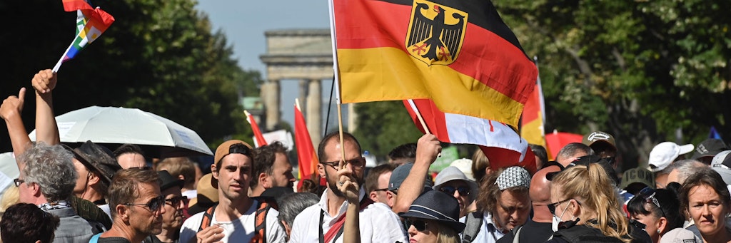 Die Demo der Corona-Leugner setzt sich in Bewegung.