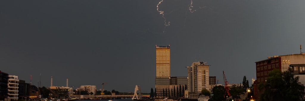 Blitze über dem Allianz-Hochhaus an der Spree.