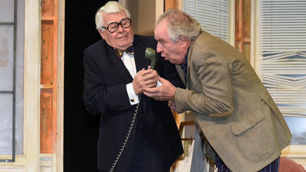 Die Schauspieler Peter Weck (l) und Friedrich von Thun spielten zusammen in „Sonny Boys“.