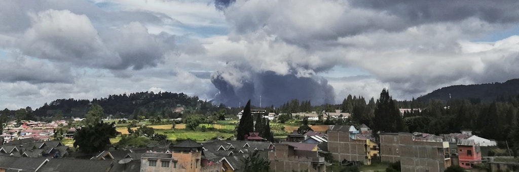 Der Vulkan Sinabung spuckt bei seinem Ausbruch Asche und Rauch in die Luft. 
