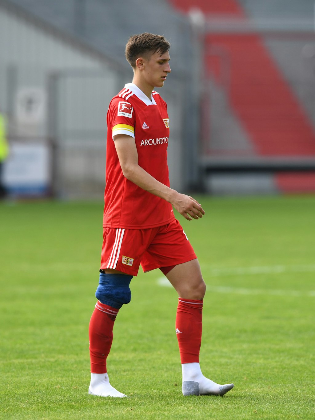 Aus dem Testspiel in Cottbus brachte sich Nico Schlotterbeck gleich ein Andenken mit. 