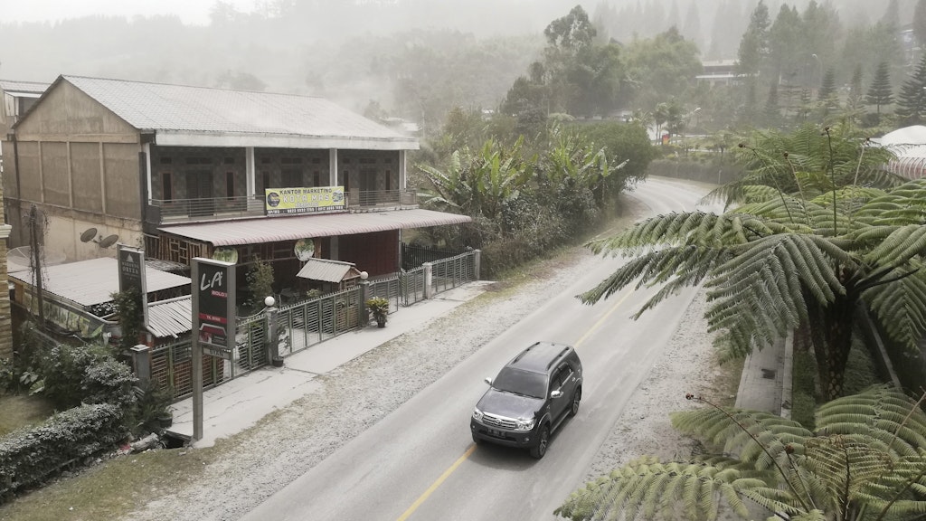 Straßen und Häuser der Stadt Karo im Norden der Insel Sumatra sind mit Asche bedeckt.