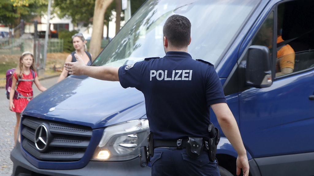 Polizeibeamte kontrollieren unweit der Eichendorff-Grundschule in Charlottenburg den Verkehr.