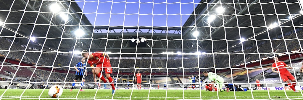 Inters Romelu Lukaku trifft im Fallen zum 2:0. 