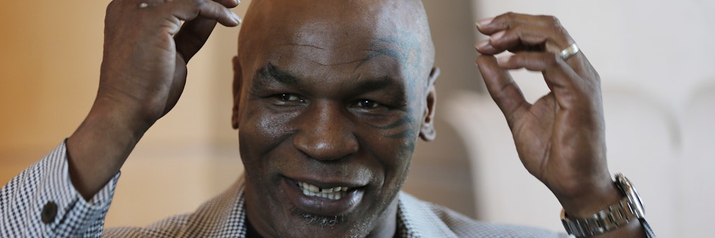 Mike Tyson steigt nach 15 Jahren wieder in den Ring. Es wird ein Showkampf mit Spezialhandschuhen.