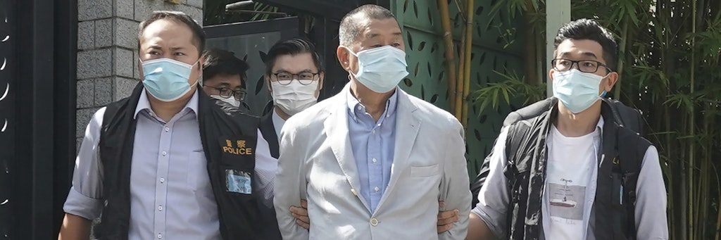 Der Hongkonger Verleger Jimmy Lai wird von Polizisten abgeführt.