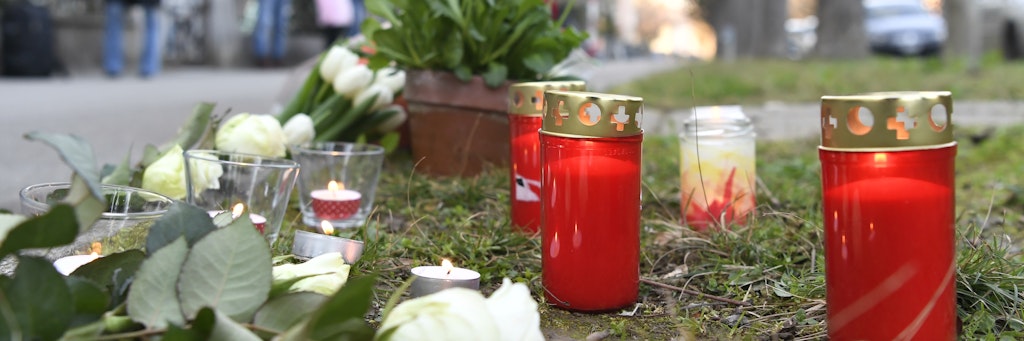 Blumen und Kerzen stehen am Tatort in Basel, an dem am 21. März 2019 ein Siebenjähriger Opfer eines Tötungsdelikts wurde. 