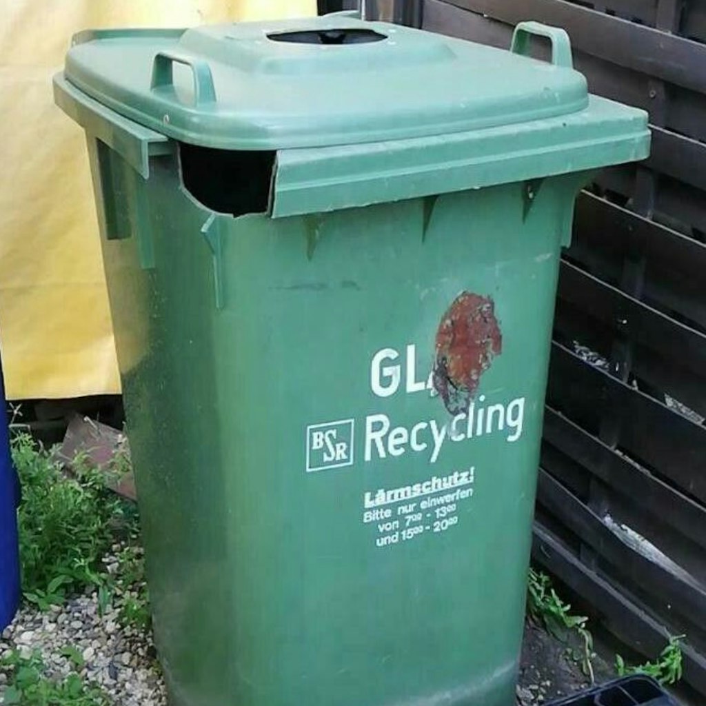 Eine solche grüne Glas-Tonne – manchmal war sie auch braun oder grau – fehlt noch in der Sammlung des Mülltonnen-Fans.